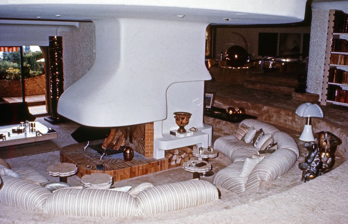 Una sala de estar hundida de la decoración del hogar de la década de 1980
