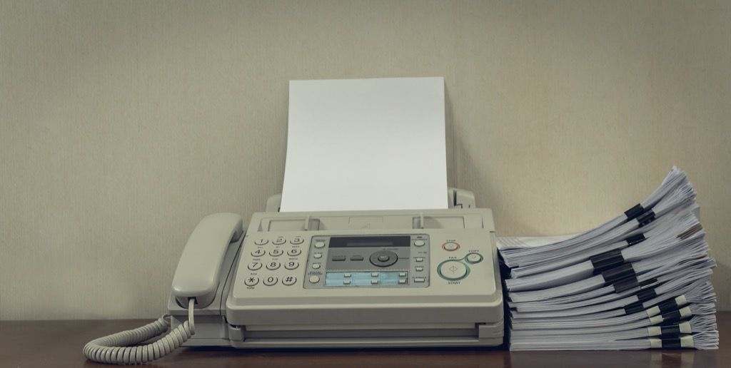 Máquina de fax, artículos para el hogar obsoletos.