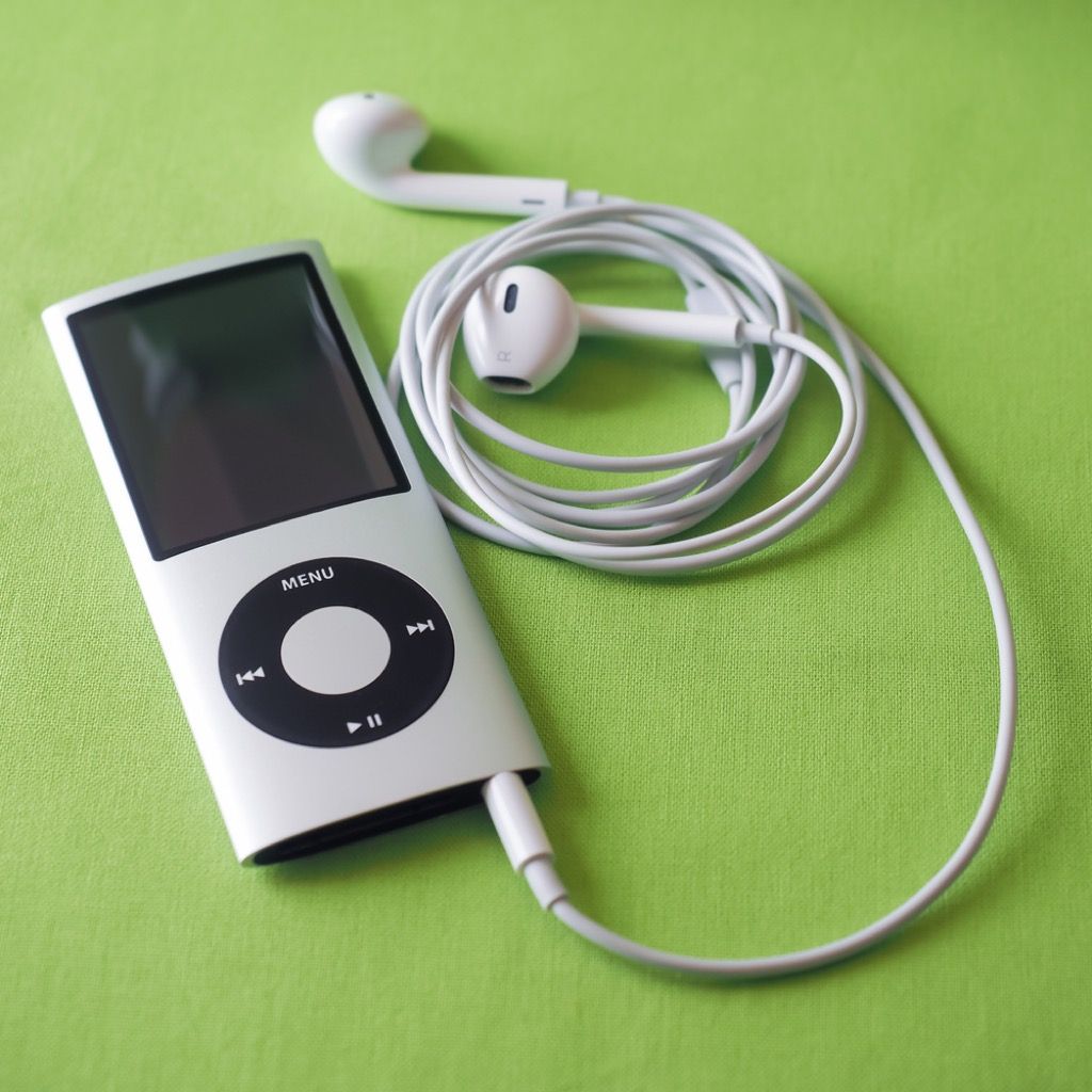 iPod Nano auf lindgrünem Hintergrund
