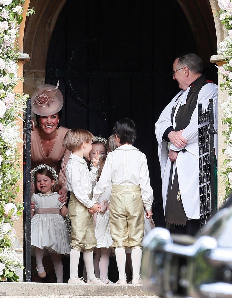 Kairio hercogienė kairėje stovi su dukra princese Charlotte kairėje apačioje, kai jie atvyksta į savo sesers Pippos Middleton vestuves su jaunikiu milijonieriumi Jamesu Matthewsu.