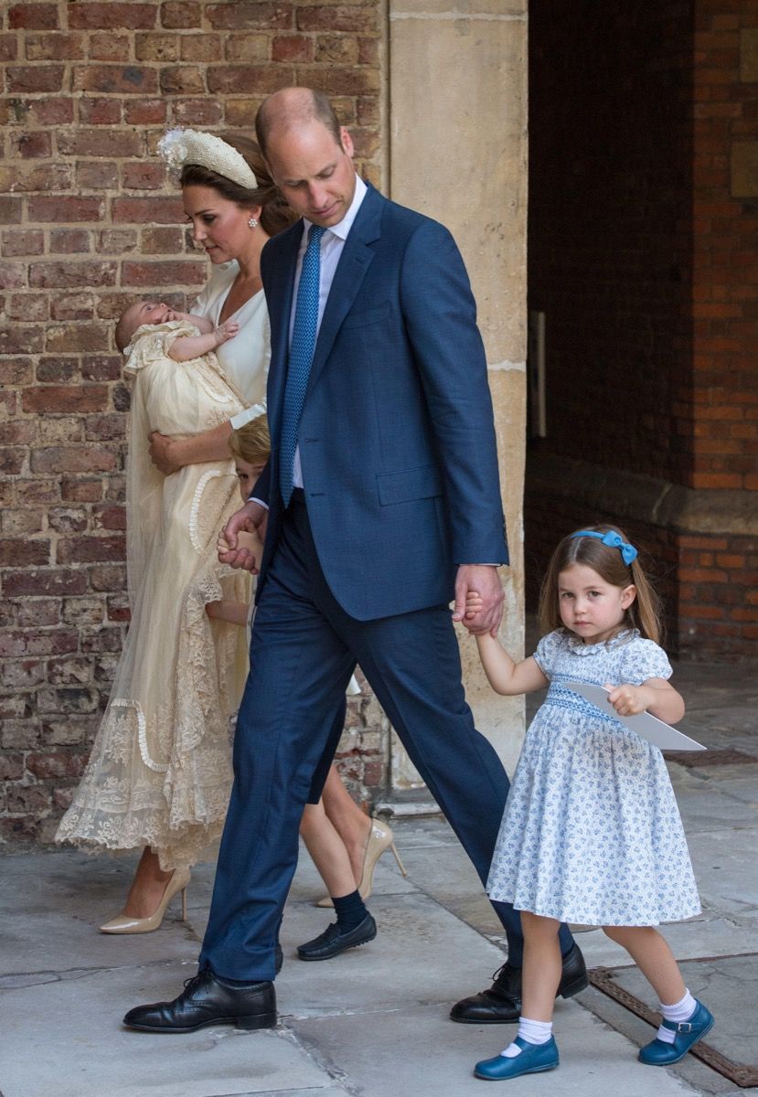 El duque y la duquesa de Cambridge con sus hijos el príncipe George, la princesa Charlotte y el príncipe Louis después del príncipe Louis