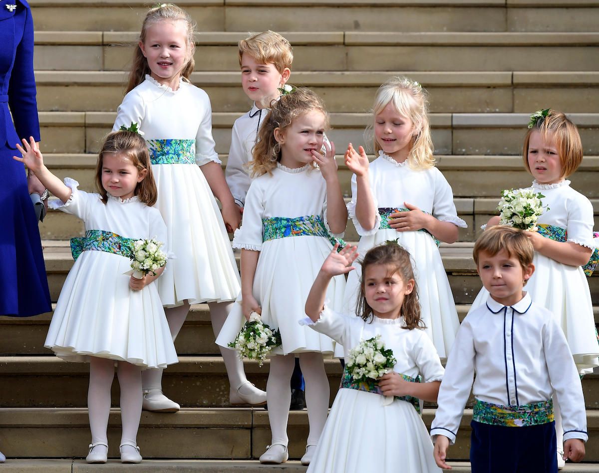 Domnișoarele de onoare și băieții de pagină, inclusiv prințul George și prințesa Charlotte, fac semn cu mâna când pleacă după nunta regală a prințesei Eugenie și a soțului ei Jack Brooksbank la St George