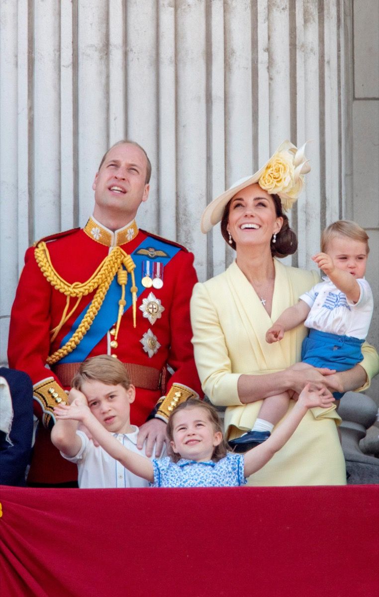 Vilmos herceg, Kate hercegnő, George hercegnő, Charlotte hercegnő és Louis herceg a londoni Buckingham-palota erkélyén, 2019. június 8-án, miután részt vettek a Trooping the Colour-on a Horse Guard felvonuláson, a Queens születésnapi felvonulásán