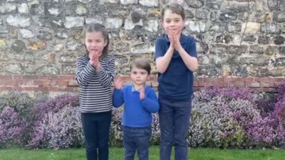 Кембриджские дети аплодируют медицинским работникам из-за коронавируса