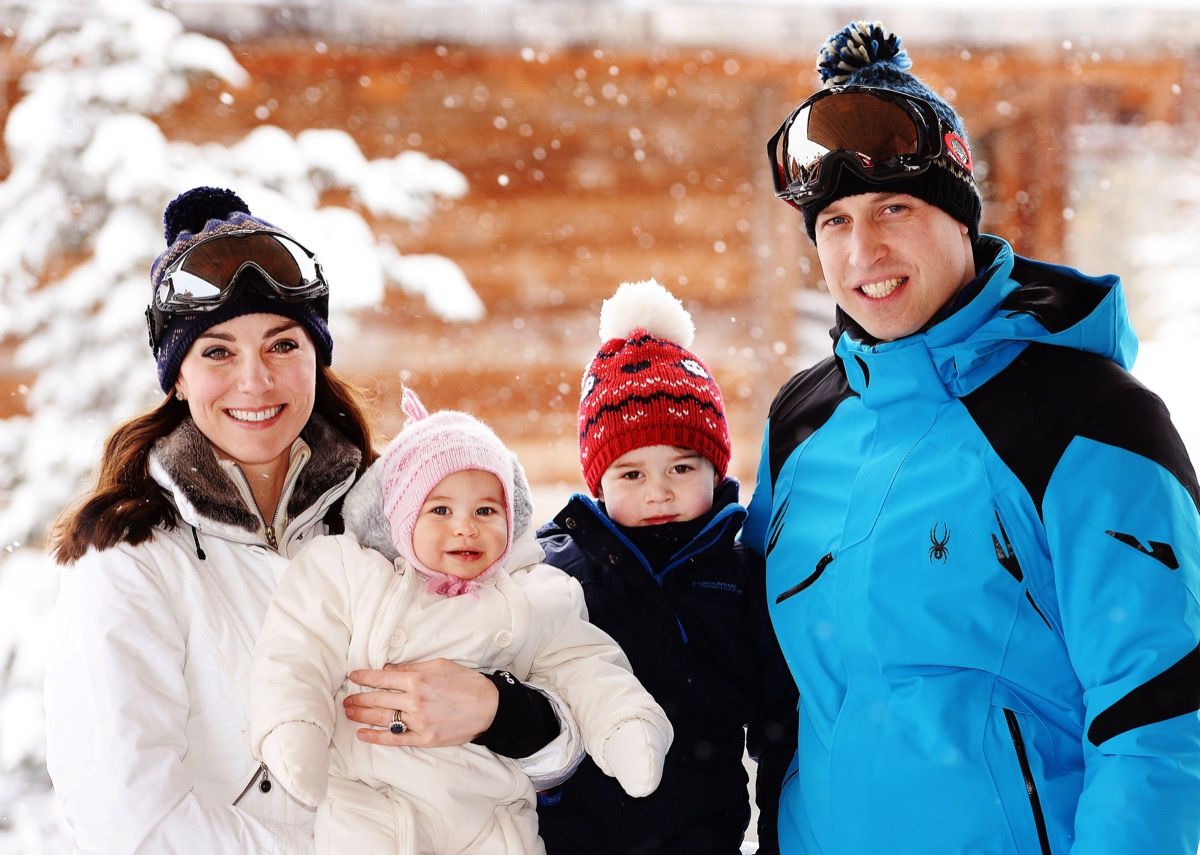 Херцогът и херцогинята на Кеймбридж с децата си, принцеса Шарлот и принцеса Джордж, се наслаждават на кратка частна почивка на ски във френските Алпи
