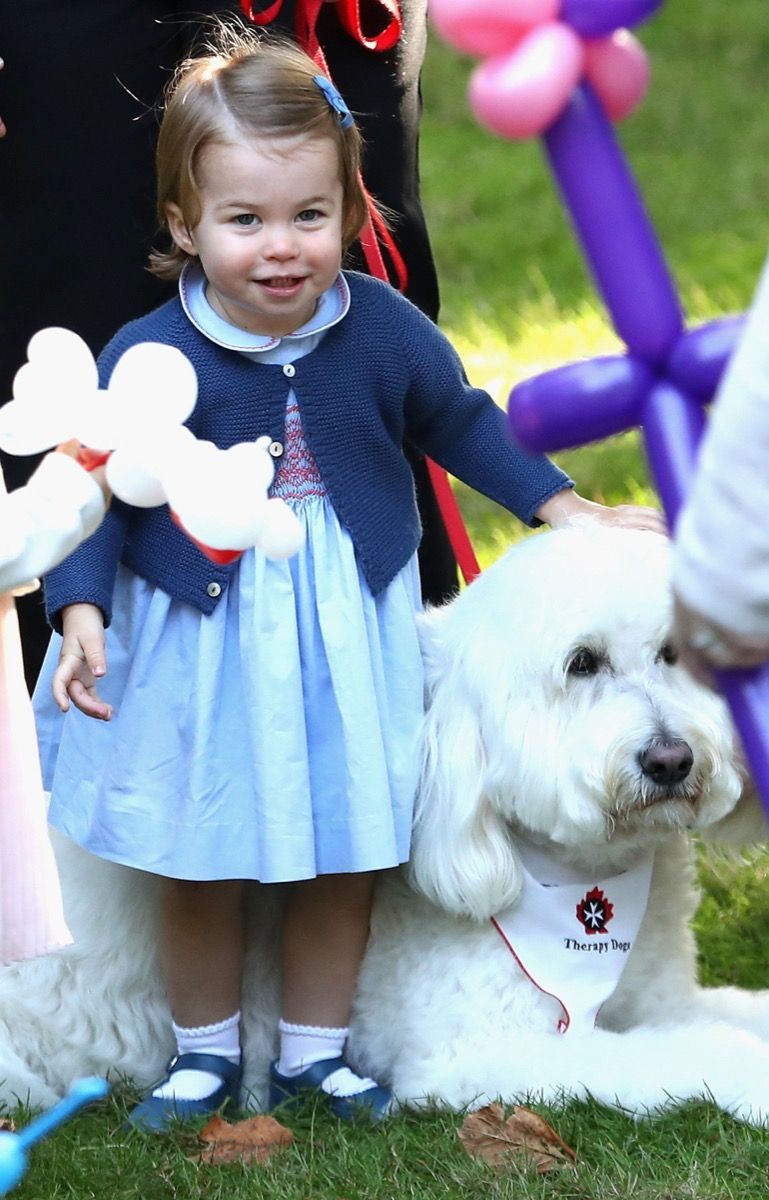 Prinsesse Charlotte leker med en hund som heter Moose hos barn
