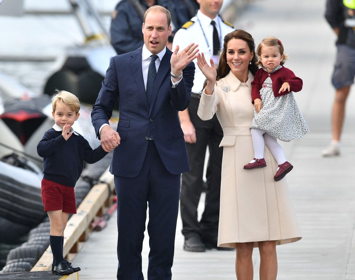 Херцогът и херцогинята на Кеймбридж, принц Джордж и принцеса Шарлот прекарват частна Коледа със семейство Мидълтън през 2016 г.
