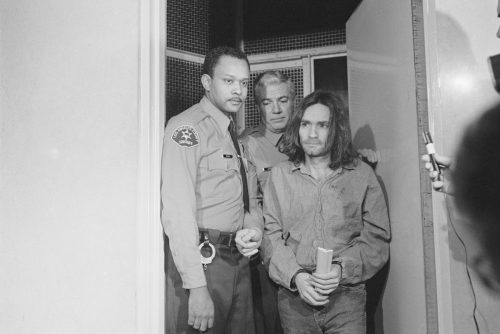   Charles Manson og politibetjente i et retslokale i 1970