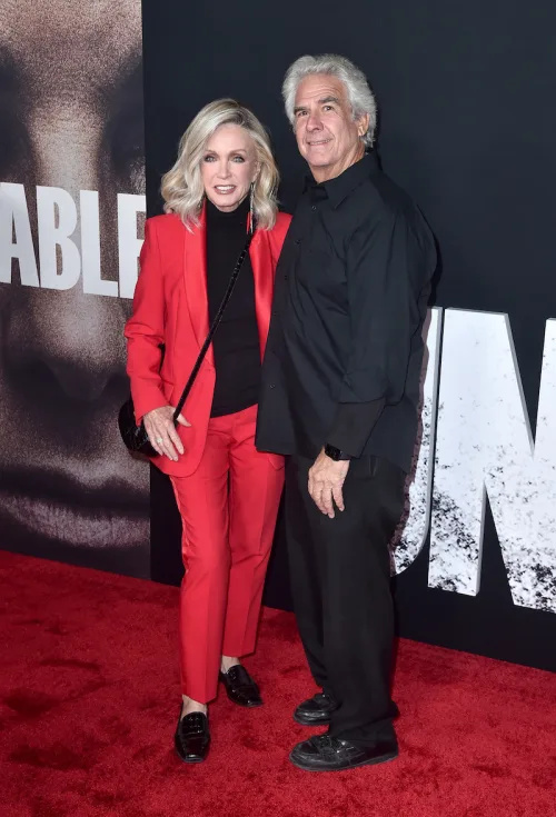   Donna Mills และ Larry Gilman ในรอบปฐมทัศน์ของ"The Unforgivable" in November 2021