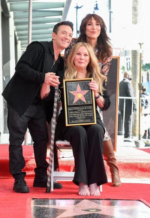   David Faustino, Christina Applegate e Katey Sagal em Applegate's Hollywood Walk of Fame ceremony on Nov. 14, 2022