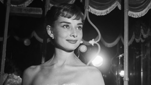   Audrey Hepburn en el estreno benéfico de la película"Roman Holiday" in 1953