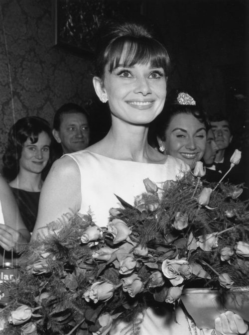   Audrey Hepburn fotografiada sosteniendo flores en 1961