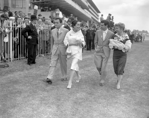   1957 में एप्सोम में डर्बी में माइक टॉड, एलिजाबेथ टेलर, एडी फिशर और डेबी रेनॉल्ड्स