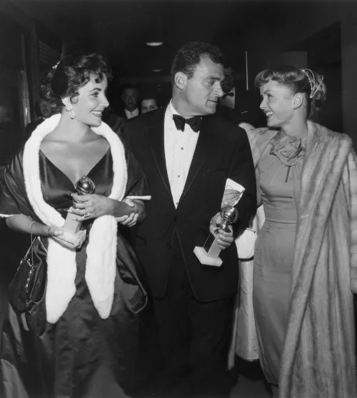   เอลิซาเบธ เทย์เลอร์, ไมค์ ท็อดด์ และเด็บบี เรย์โนลด์ส ในงานเลี้ยงอาหารค่ำรางวัล Hollywood Foreign Press Association ในปี 1957