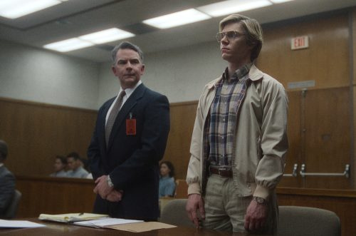   Ron Bush dan Evan Peters dalam"Dahmer"