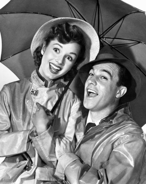   Debbie Reynolds y Gene Kelly en una foto promocional de 'Singin' in the Rain"