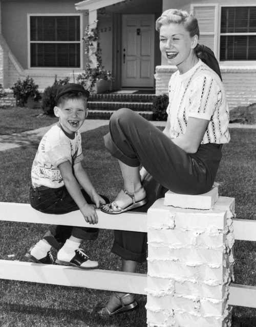   Terry Melcher y Doris Day fotografiados alrededor de 1950