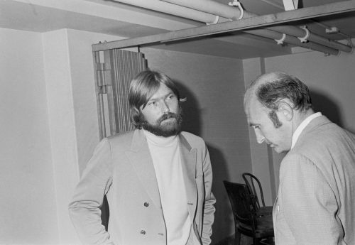   Terry Melcher saliendo de la sala del tribunal después de testificar en el juicio de Charles Manson en 1970