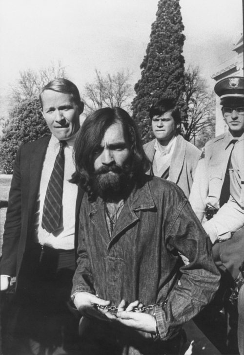   Charles Manson saliendo de un juzgado en 1969