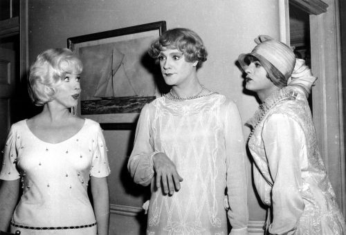   Marilyn Monroe, Jack Lemmon, at Tony Curtis filming"Some Like It Hot"