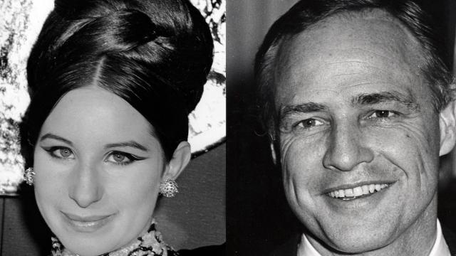 Barbra Streisand spune că Marlon Brando a propus-o cu soția lui în camera alăturată