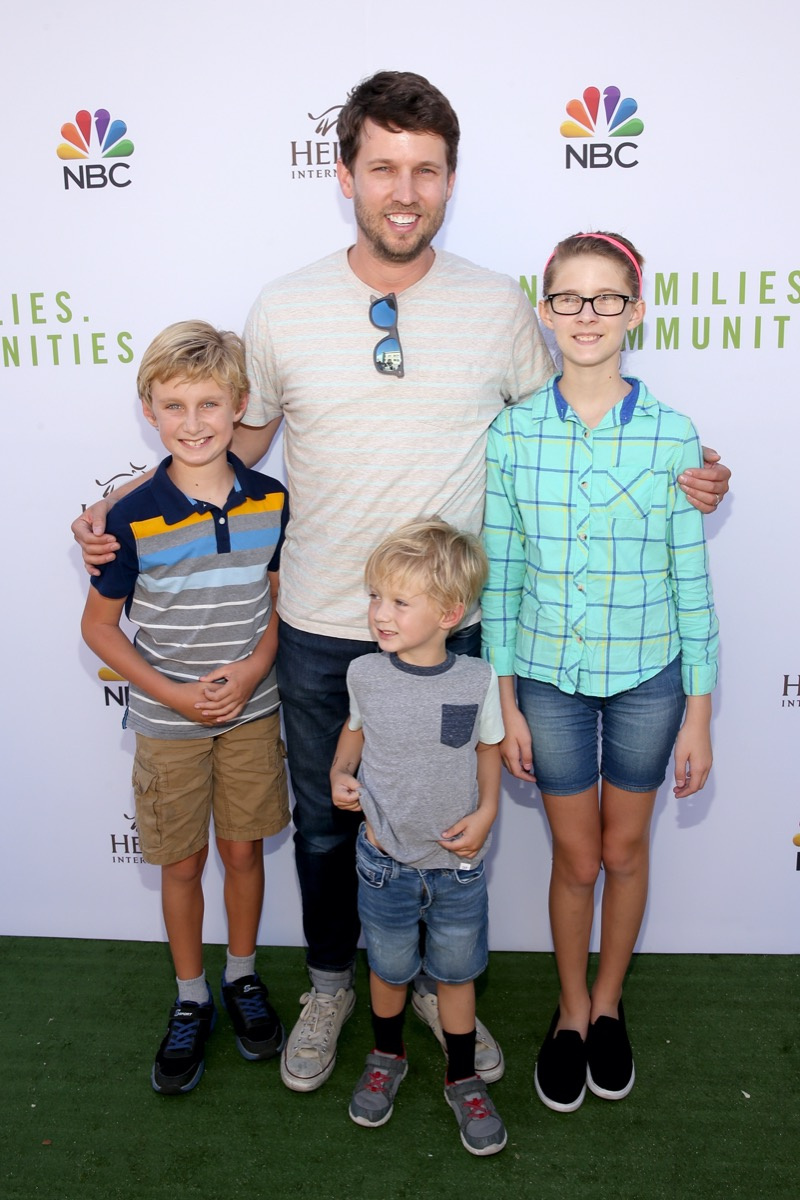   Jon Heder con sus hijos en 2018