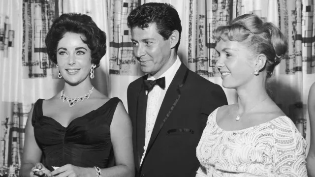 Debbie Reynolds fue 'humillada' por la aventura de Eddie Fisher con Elizabeth Taylor, dice su hijo