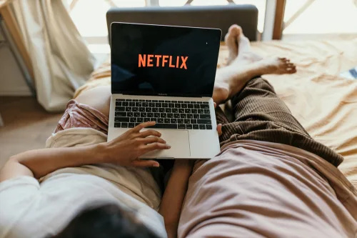   Pora guli lovoje ir žiūri „Netflix“ nešiojamuoju kompiuteriu