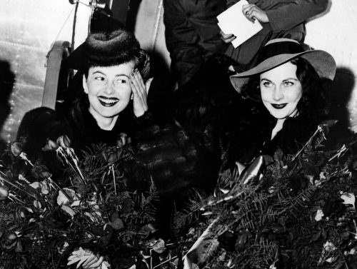  Olivia de Havilland và Vivien Leigh bước xuống máy bay ở Atlanta, Georgia năm 1939
