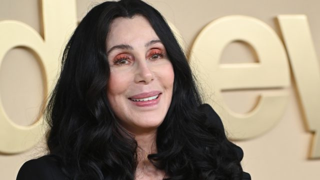 Vea a Cher, de 76 años, caminando por la pasarela con un mono de licra en una aparición sorpresa en la Semana de la Moda