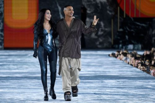   Cher และ Olivier Rousteing ระหว่างการแสดง Balmain ฤดูใบไม้ผลิ 2023 เมื่อวันที่ 28 กันยายน 2022