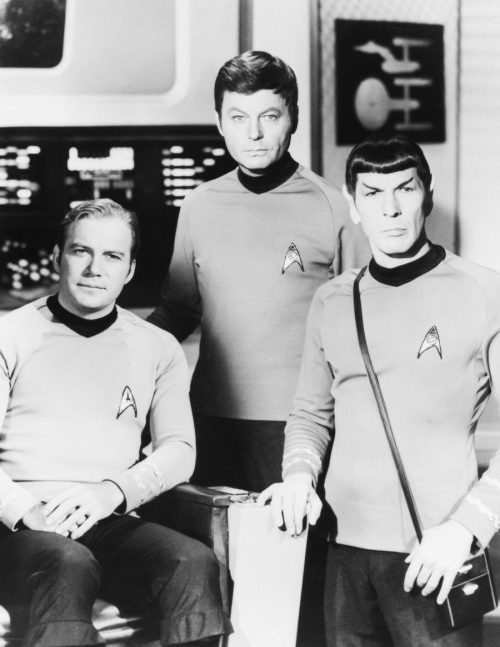   Уилям Шатнър, ДеФорест Кели и Леонард Нимой в тях"Star Trek" costumes circa 1960s