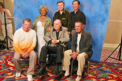   Nichelle Nichols, Walter Koenig, George Takei, William Shatner, James Doohan și Leonard Nimoy la James Doohan Farewell Star Trek Tribute în 2004