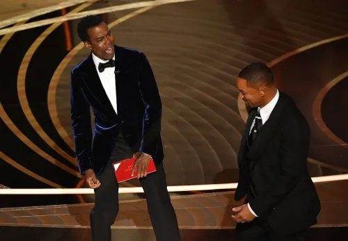   Chris Rock y Will Smith en el escenario de los Oscar 2022