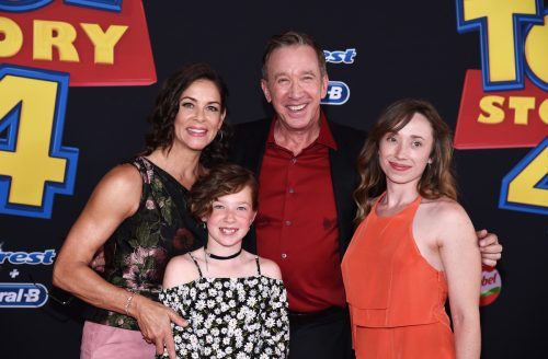   Jane Hajduk, Tim Allen, Elizabeth Allen-Dick y Katherine Allen en el estreno de"Toy Story 4" in 2019