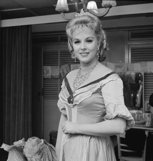   Mary Costa con un traje de ópera en 1963