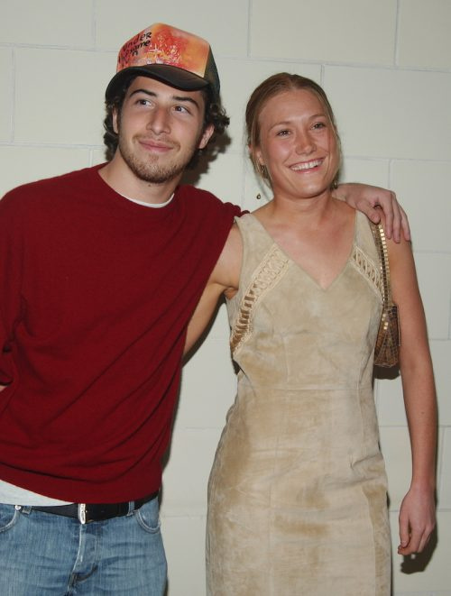   Jake Hoffman og Schuyler Fisk hos Christian Dior lancerer D'TRICK in 2004