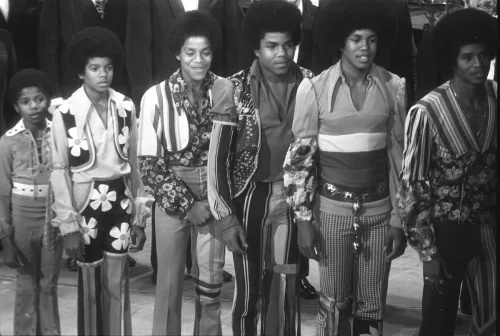   Randy Jackson, Michael Jackson, Marlon Jackson, Tito Jackson, Jermaine Jackson และ Jackie Jackson ที่งาน Royal Variety Performance ในปี 1972 ในลอนดอน