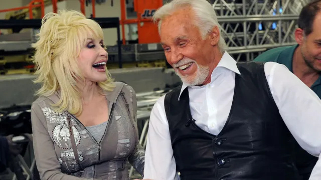 Dolly Parton verrät, was sie zu Kenny Rogers nach seinem verpatzten Facelift gesagt hat