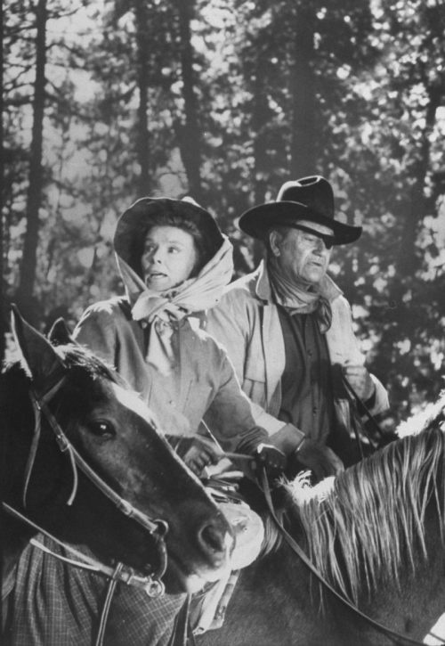   Katharine Hepburn dan John Wayne di"Rooster Cogburn"