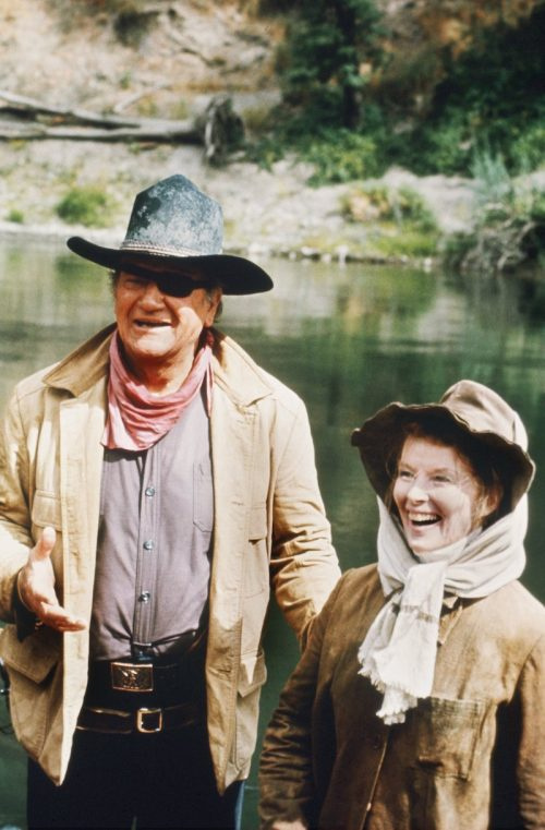   John Wayne e Katharine Hepburn sul set di"Rooster Cogburn"
