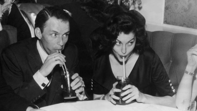   Frank Sintra y Ava Gardner fotografiados bebiendo con pajitas en un restaurante alrededor de 1951