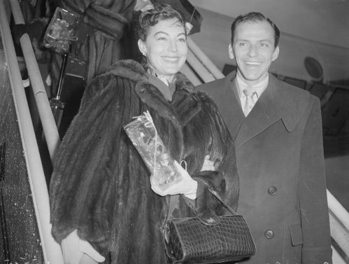   Ava Gardner y Frank Sinatra bajando de un avión alrededor de 1950