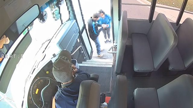 Video redzams, kā varoņi autobusu vadītāji izglābj mazuli pēc savvaļas automašīnu nolaupīšanas