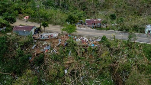   Въздушен изглед на повредени къщи по магистралата, която свързва Мичес с Ел Сейбо в североизточната част на Доминиканската република на 21 септември 2022 г. след преминаването на урагана Фиона