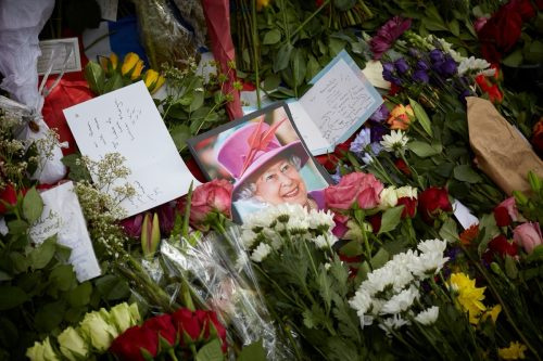   Hommages, cartes, messages, fleurs et cadeaux laissés pour Sa Majesté la reine Elizabeth II à Green Park et autour du palais de Buckingham après ses 70 ans de règne.
