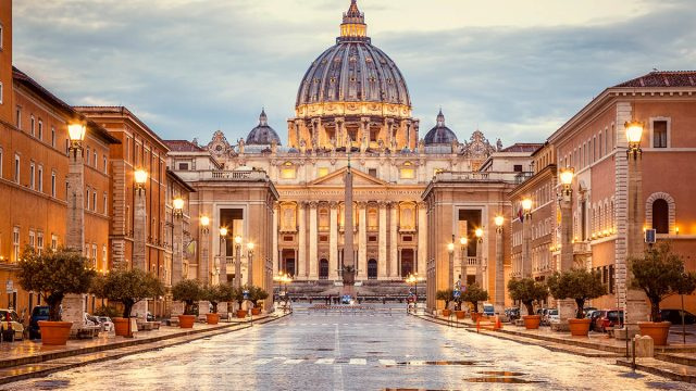 Vihane Ameerika turist purustab kaks iidset Vatikani skulptuuri tükkideks pärast seda, kui teda ei jäetud paavstiga kuulama
