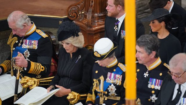 Todellinen syy, miksi prinssi Harry ja Meghan Markle istuivat toisessa rivissä kuningattaren hautajaisissa