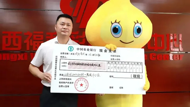 Loteriivõitja riietub maskotiks, et hoida oma naise ja lapse eest 30 miljoni dollari suurust jackpoti saladuses