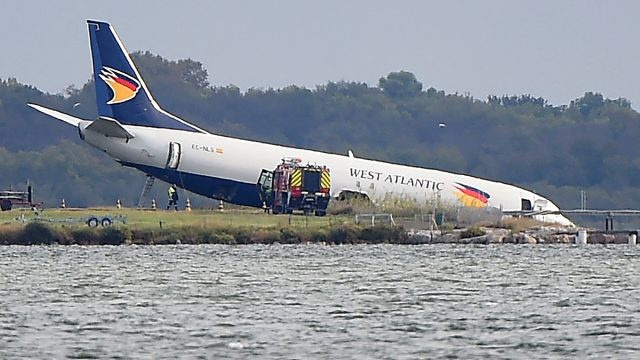 Video näyttää lentokoneen, joka ohitti kiitotieltä, sukeltamassa järveen